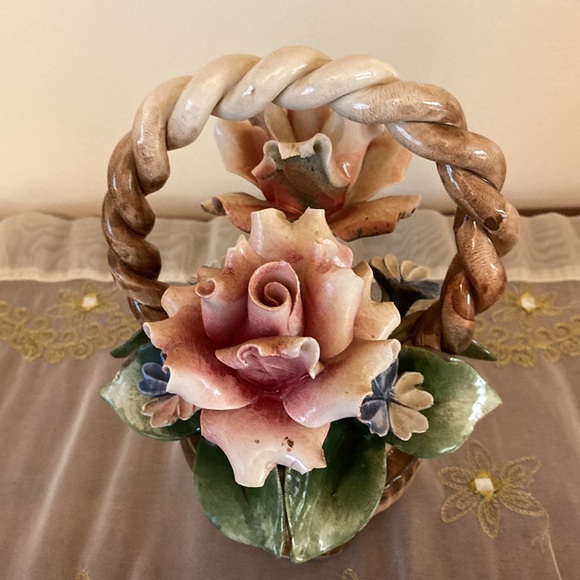 Vintage Capodimonte Basket with 2 Roses and 4 small flowers Hand Made in Italy - Picture 2 of 9